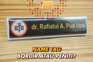 Lebih Baik Menggunakan Name Tag Bordir atau Name Tag Peniti?